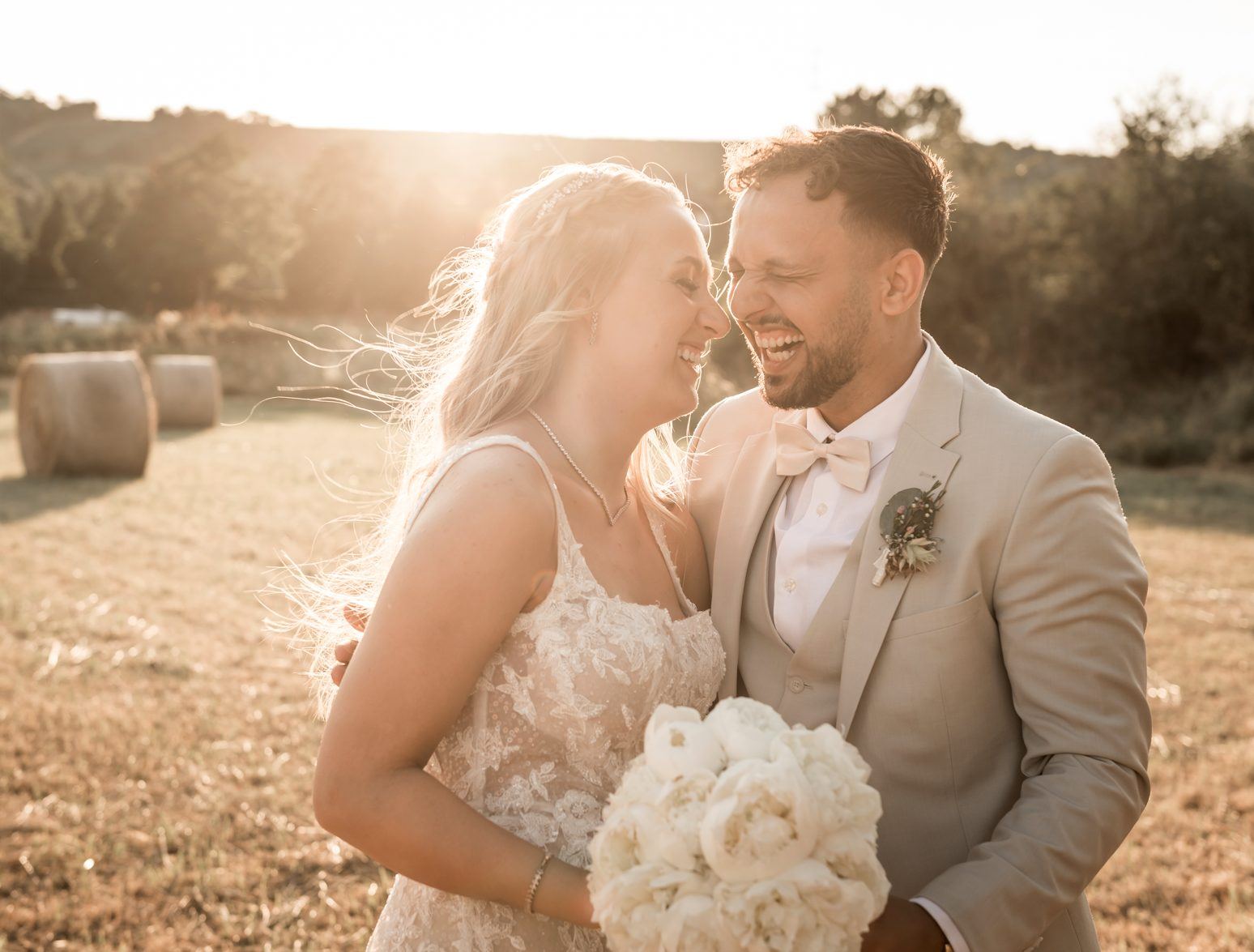 Jana und Karim lachend im Abendlicht in den Feldern bei Mainz-Laubenheim
