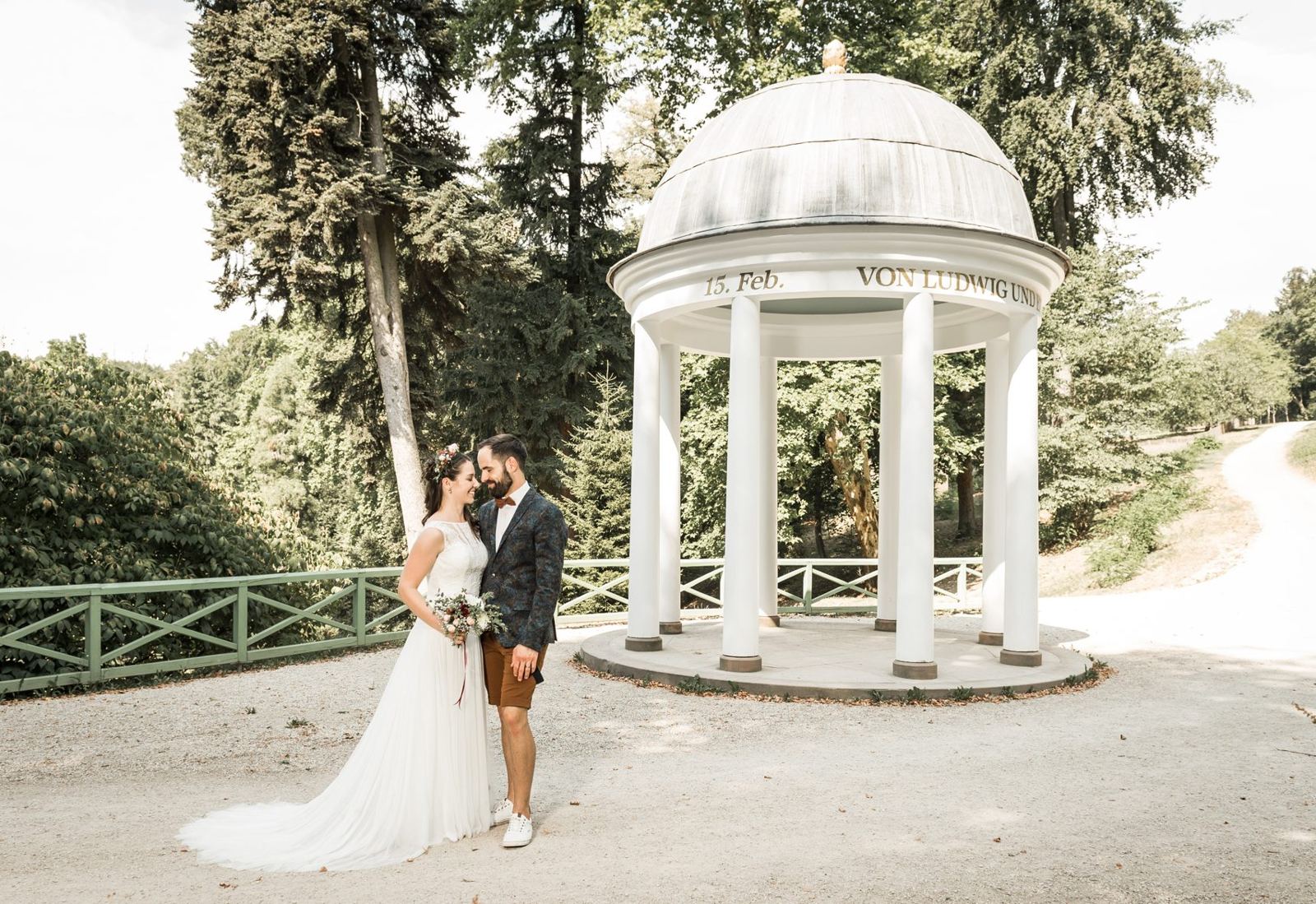 Theresa und David am weißen Tempel im Staatspark Fürstenlager, Bensheim-Auerbach
