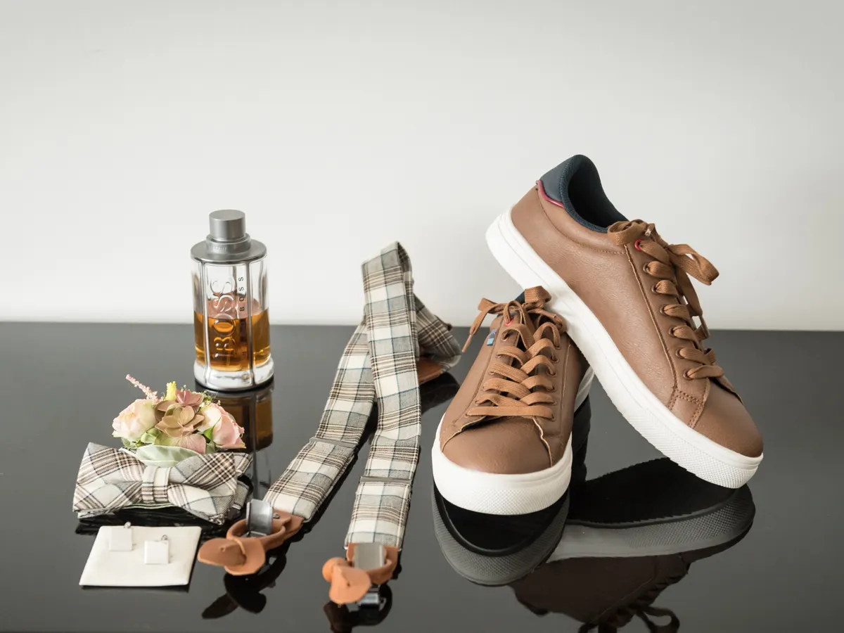 Sneaker, Fliege und Parfum des Bräutigams am Morgen – Hochzeit Celina & Sebastian in Rodgau