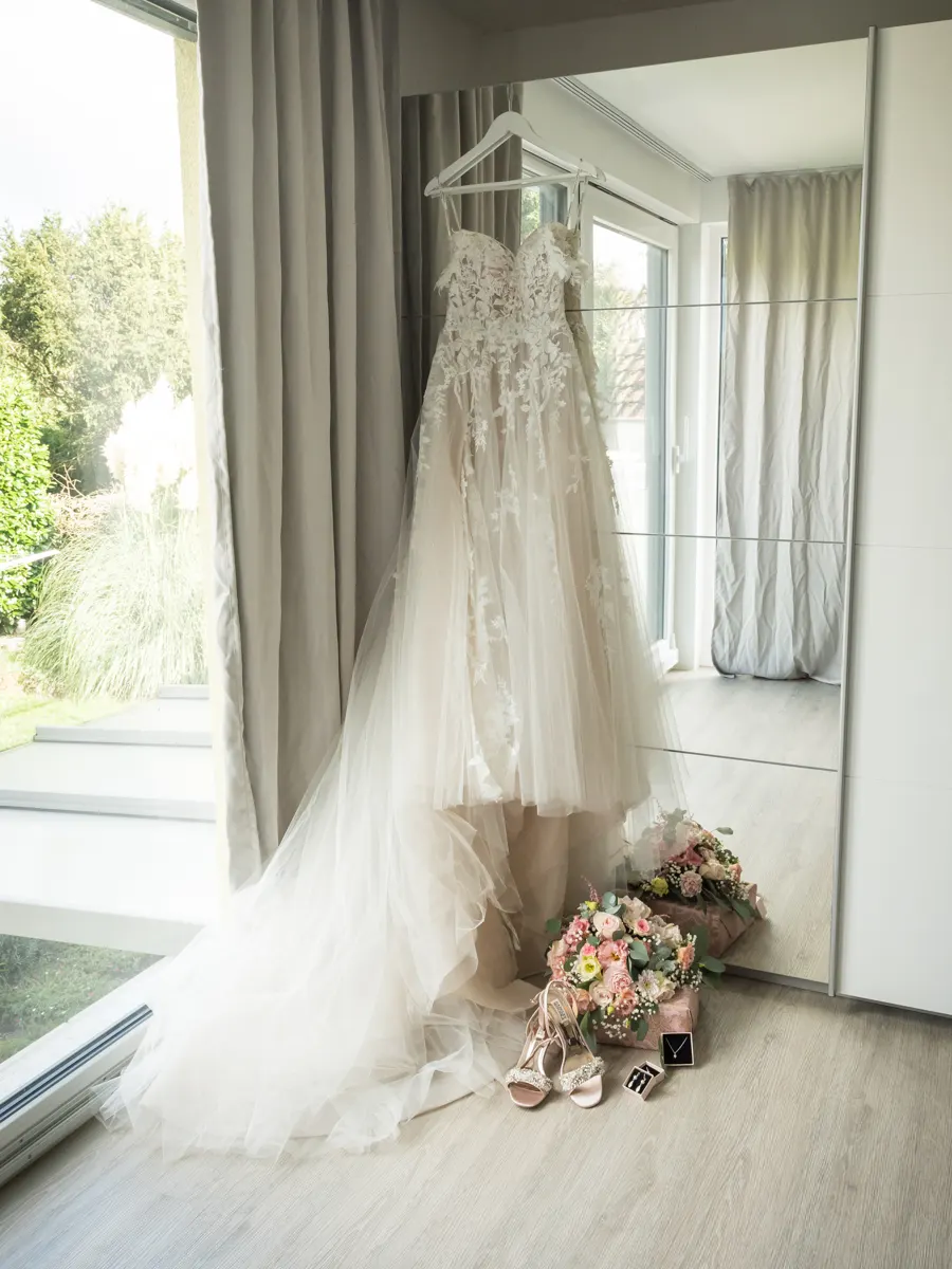 Brautkleid hängt am Fenster – Hochzeit Celina & Sebastian in Rodgau