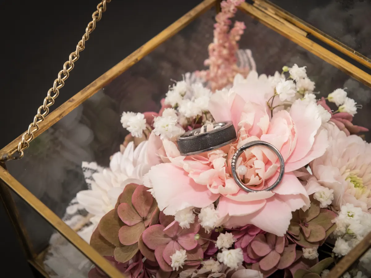 Eheringe auf Rosen in einer Glasschatulle – Hochzeit Celina & Sebastian in Rodgau
