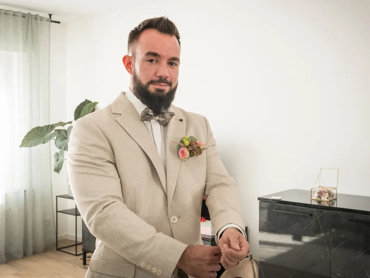 Bräutigam richtet sein Sakko – Hochzeit Celina & Sebastian in Rodgau