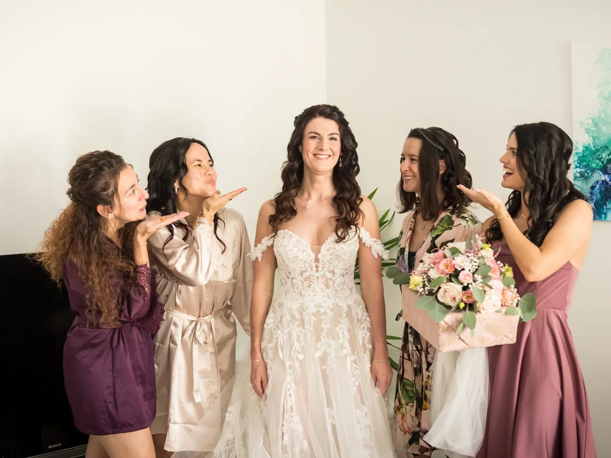 Braut mit ihren Brautjungfern beim Getting Ready – Hochzeit Celina & Sebastian in Rodgau