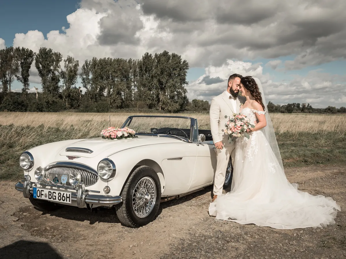 Brautpaar am weißen Oldtimer Austin-Healey – Hochzeit Celina & Sebastian in Rodgau