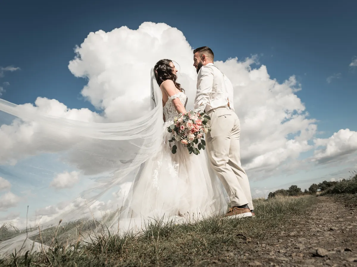 Schleier weht vor Sommerwolken – Hochzeit Celina & Sebastian in Rodgau