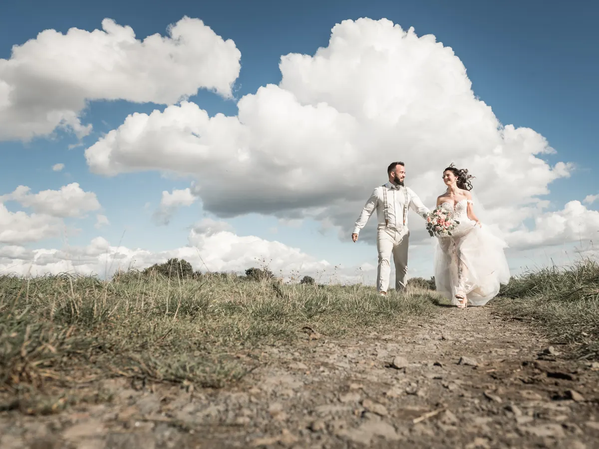 Brautpaar unter großem Wolkenhimmel – Hochzeit Celina & Sebastian in Rodgau