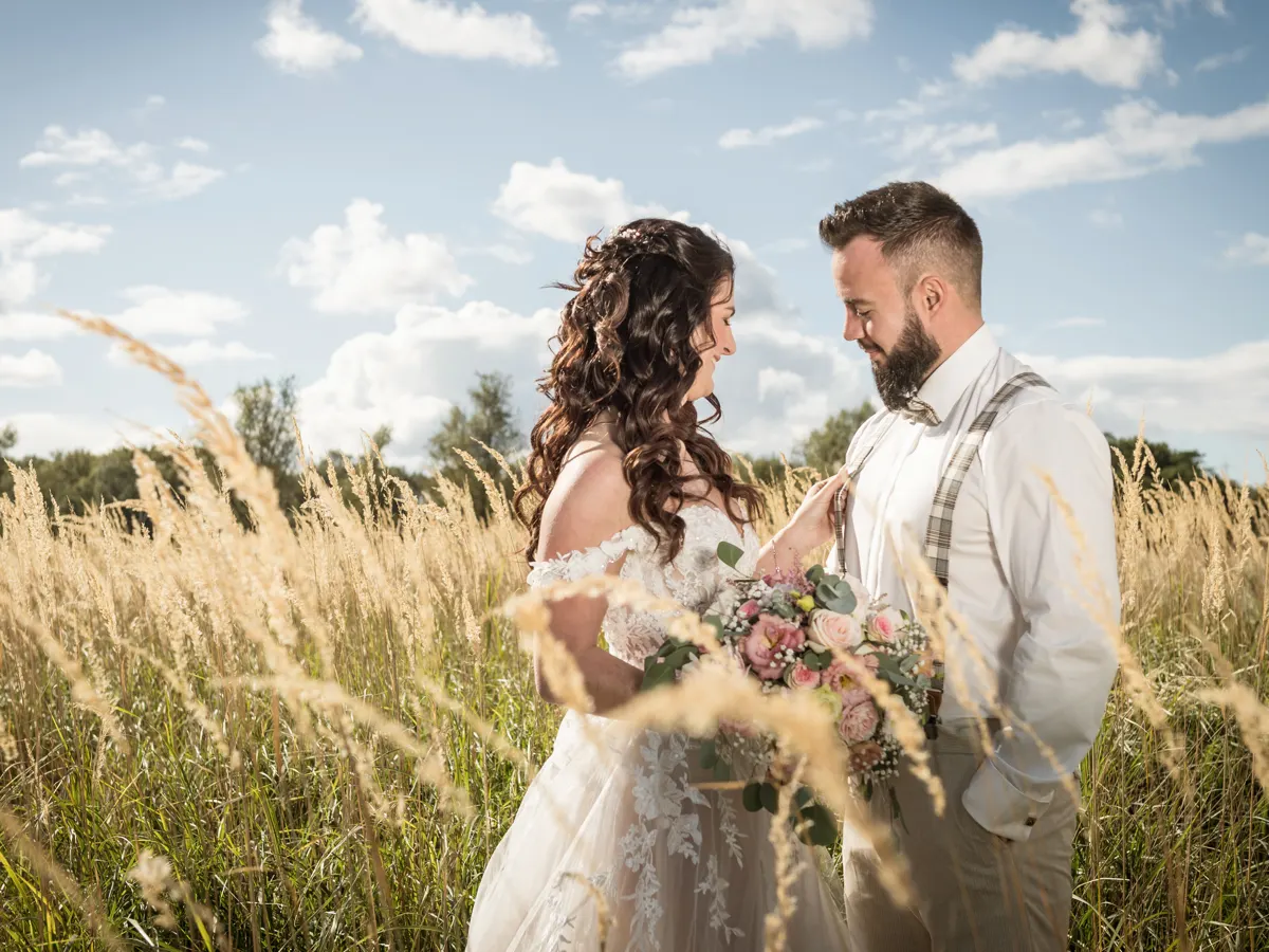 Brautpaar im hohen Gras – Hochzeit Celina & Sebastian in Rodgau