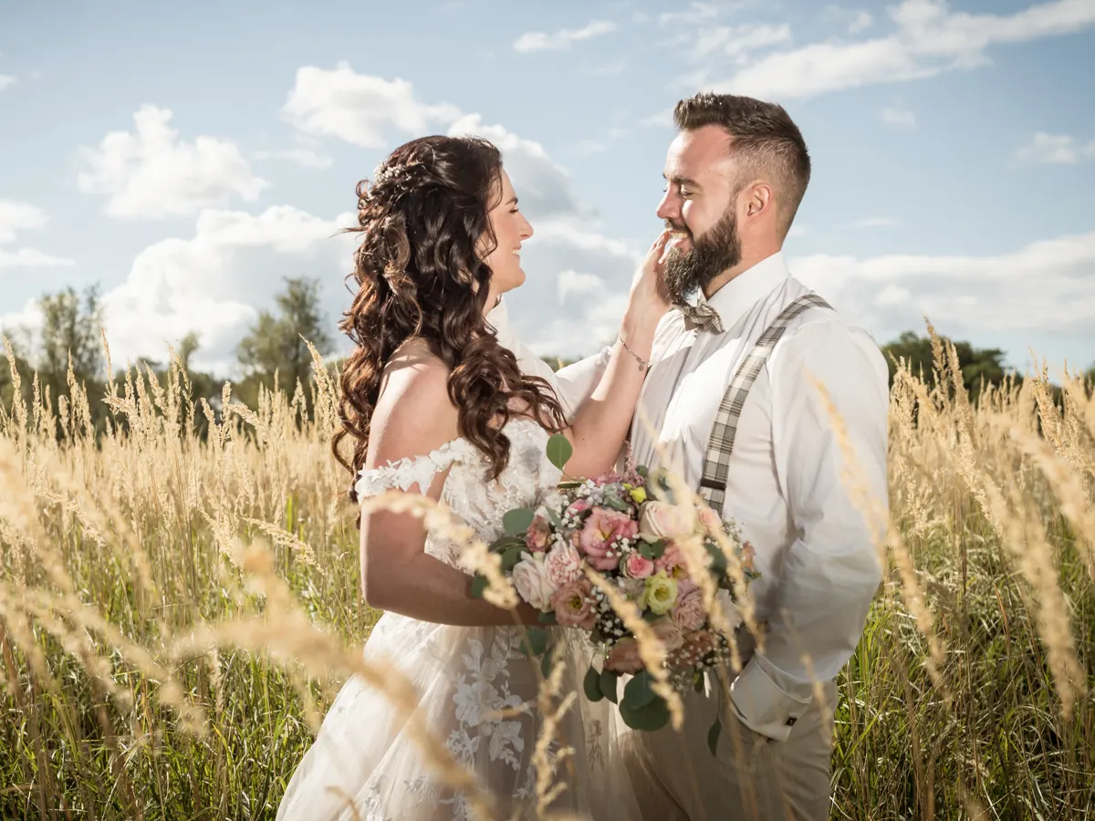 Braut lacht ihren Bräutigam an – Hochzeit Celina & Sebastian in Rodgau