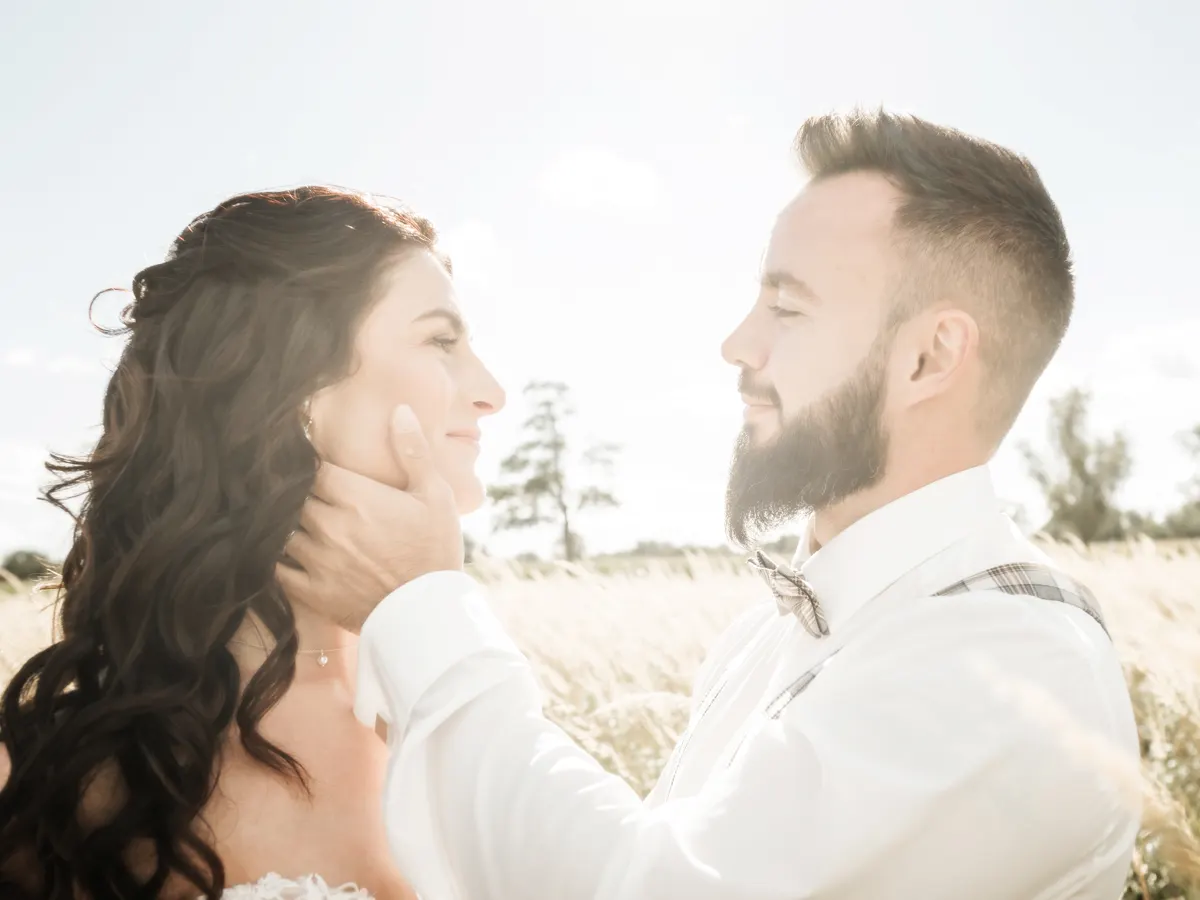 Bräutigam hält das Gesicht der Braut – Hochzeit Celina & Sebastian in Rodgau