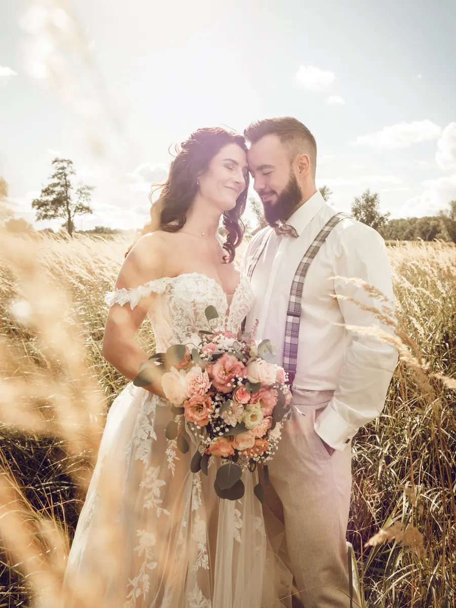 Celina und Sebastian Stirn an Stirn im Gegenlicht – Hochzeit in Rodgau