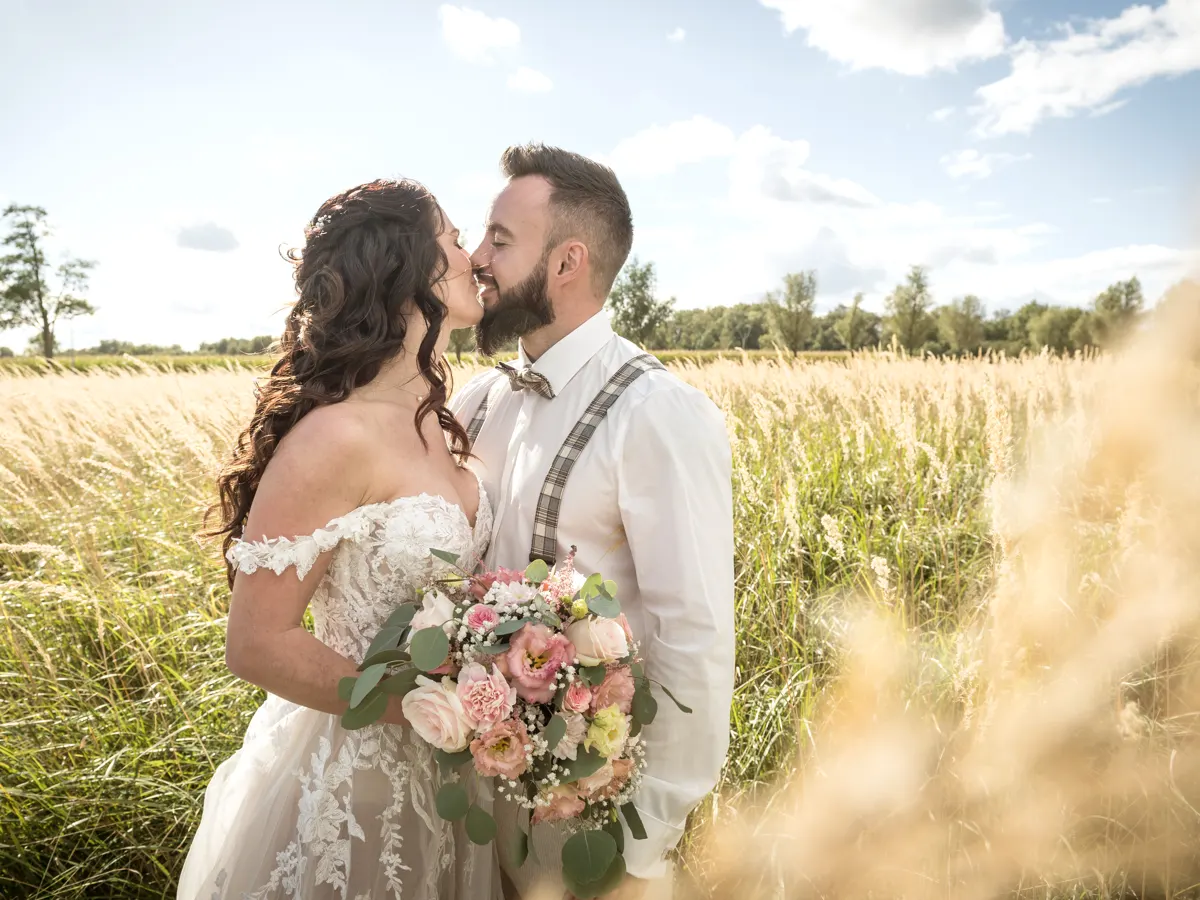 Kuss im Sommerfeld – Hochzeit Celina & Sebastian in Rodgau