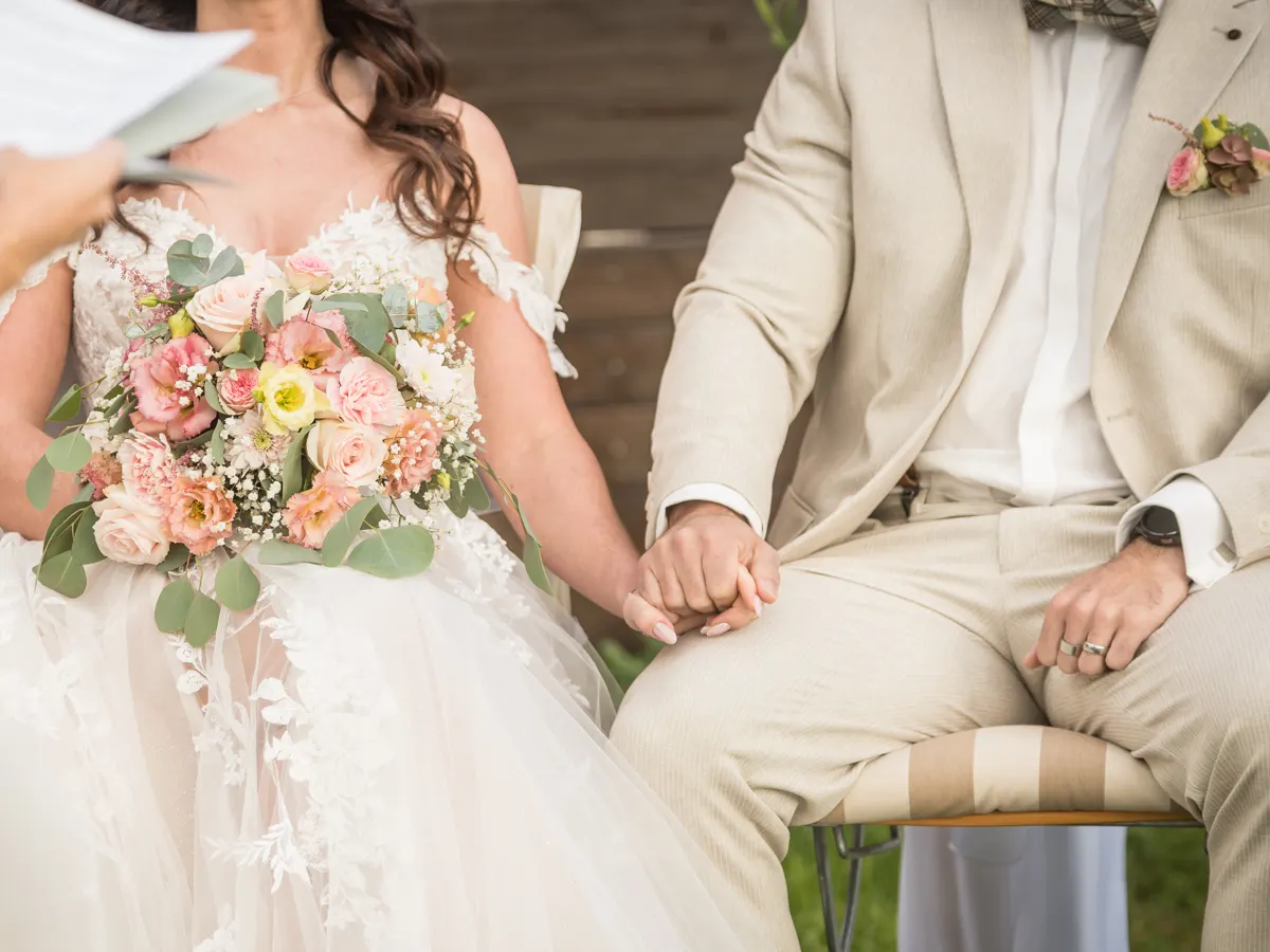 Hände des Brautpaars bei der Trauung – Hochzeit Celina & Sebastian in Rodgau