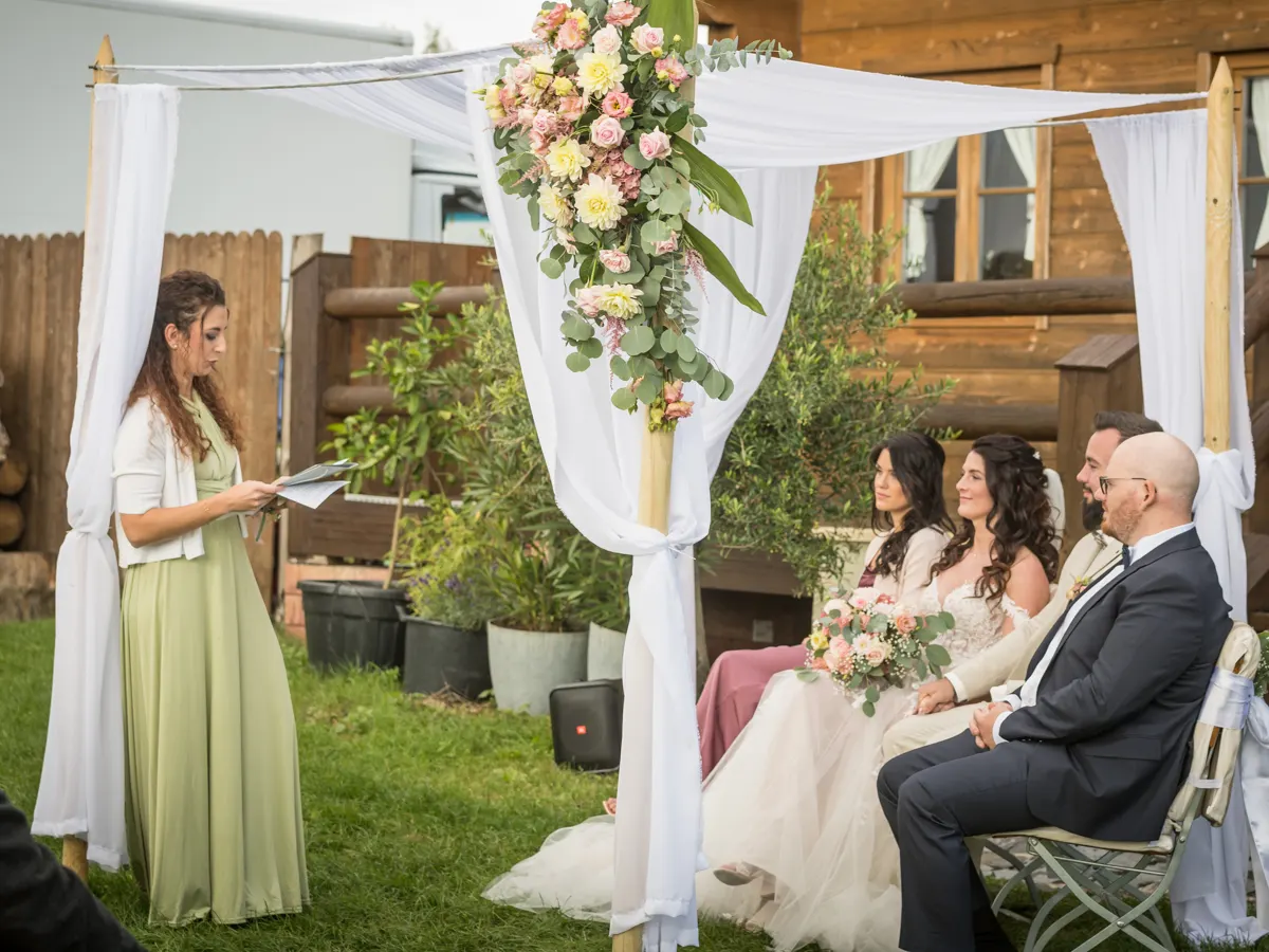 Freie Trauung unter dem Blumenbogen – Hochzeit Celina & Sebastian in Rodgau
