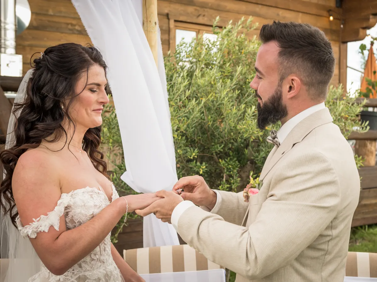 Ringtausch bei der freien Trauung – Hochzeit Celina & Sebastian in Rodgau