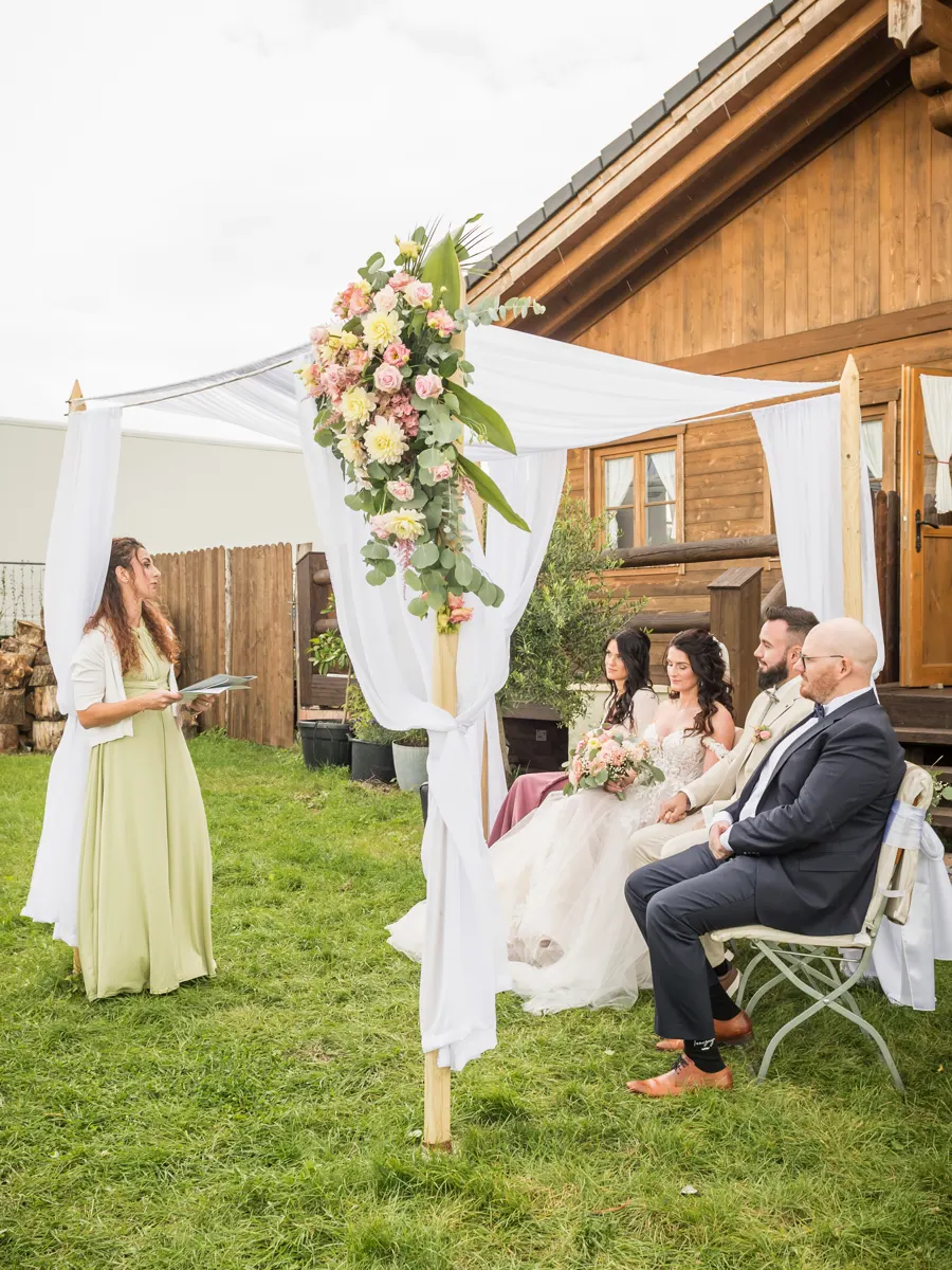 Traurednerin und Brautpaar im Garten der Location – Hochzeit Celina & Sebastian in Rodgau