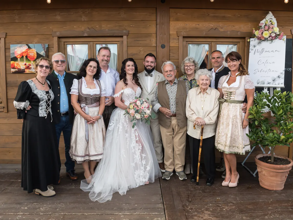 Gruppenfoto mit der Familie vor der Holzhütte – Hochzeit Celina & Sebastian in Rodgau