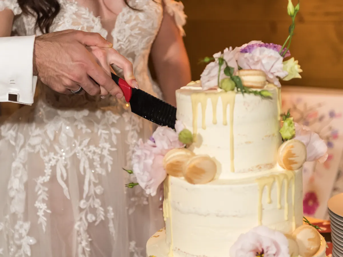 Anschnitt der Hochzeitstorte – Hochzeit Celina & Sebastian in Rodgau