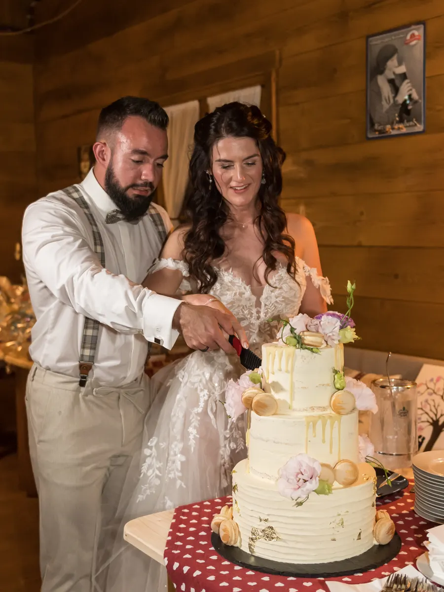 Brautpaar schneidet die Torte – Hochzeit Celina & Sebastian in Rodgau