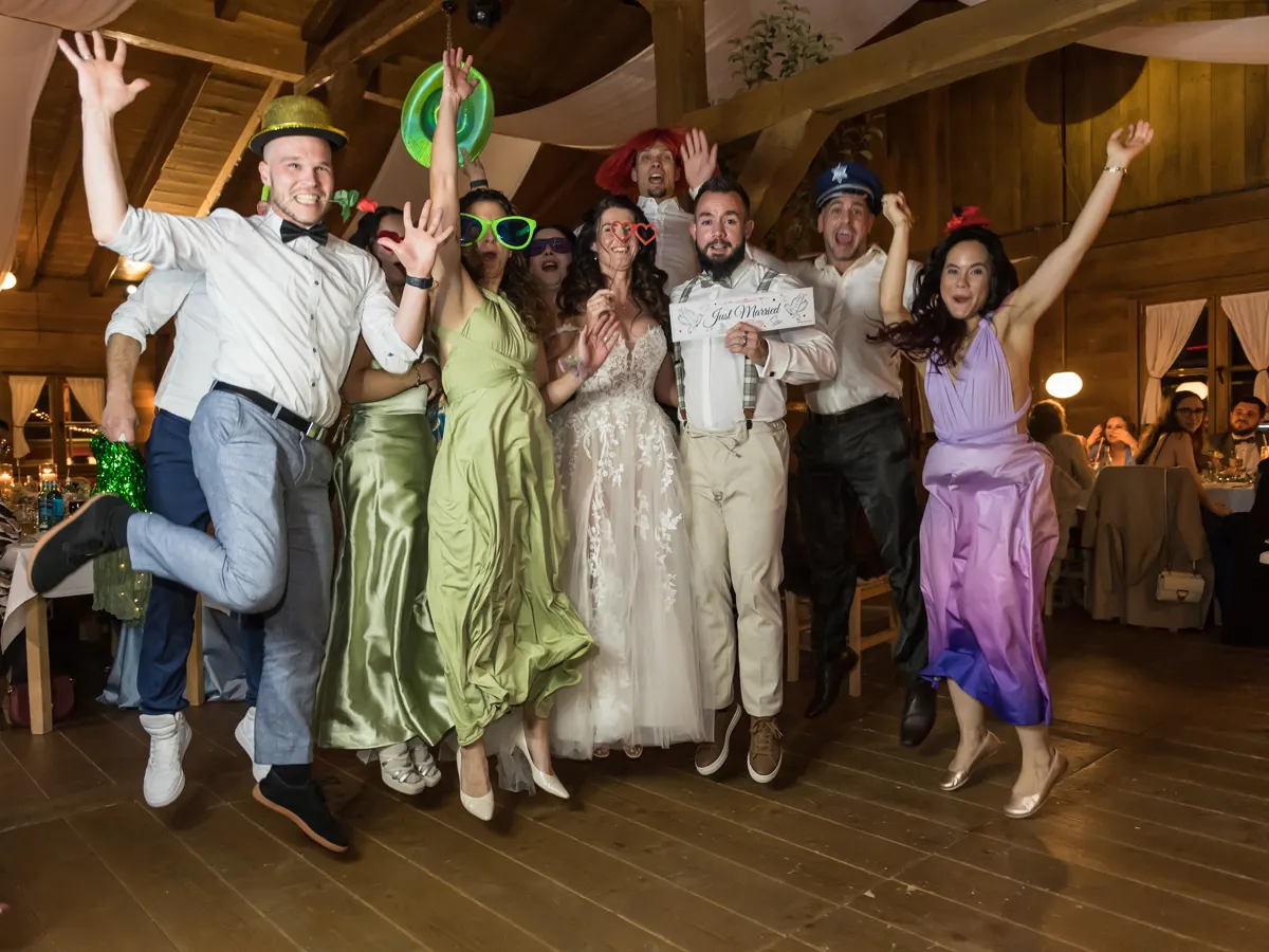 Gäste feiern mit Fotobox-Requisiten – Hochzeit Celina & Sebastian in Rodgau
