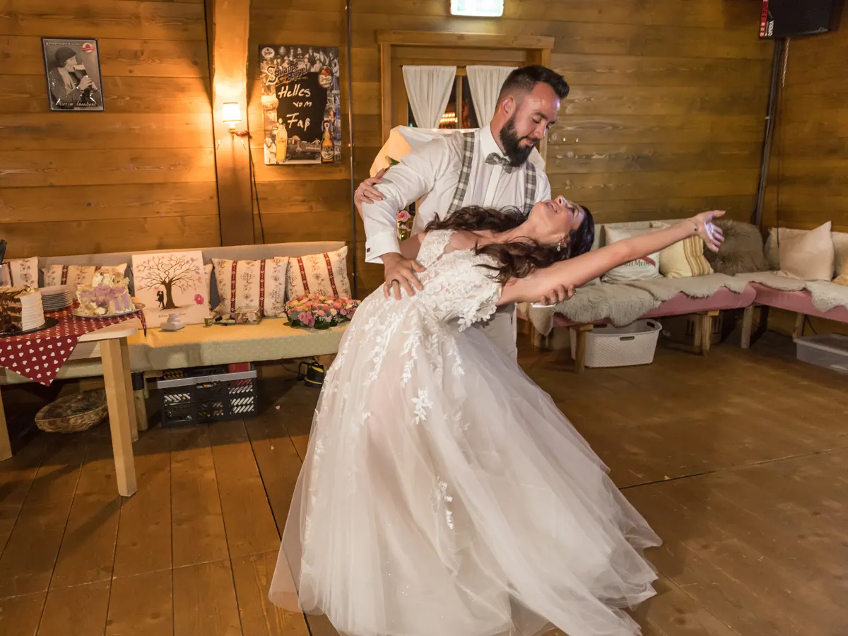 Bräutigam lässt die Braut beim Tanz nach hinten fallen – Hochzeit Celina & Sebastian in Rodgau