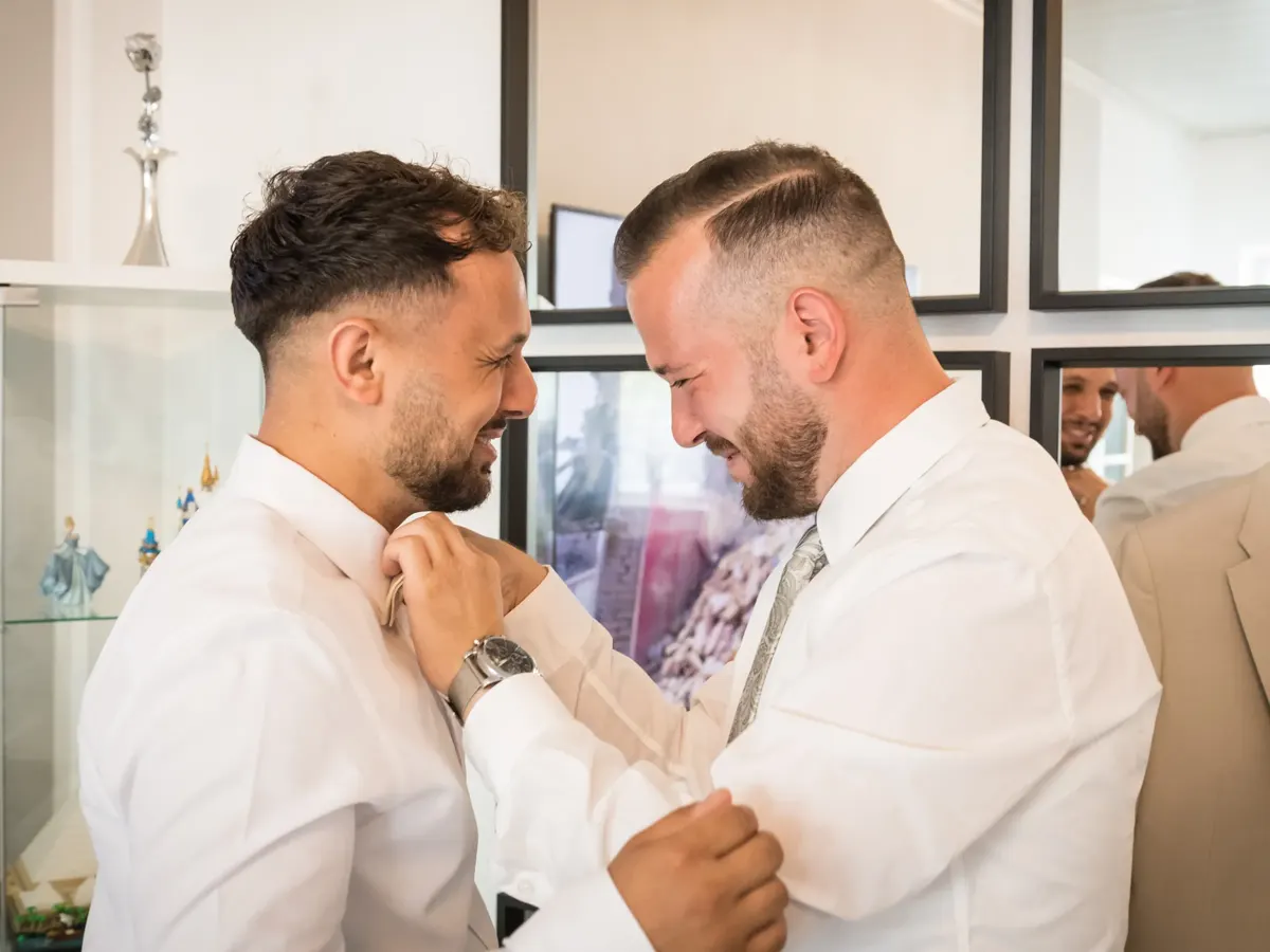 Bräutigam und Trauzeuge beim Ankleiden – Hochzeit Jana & Karim Mainz-Laubenheim
