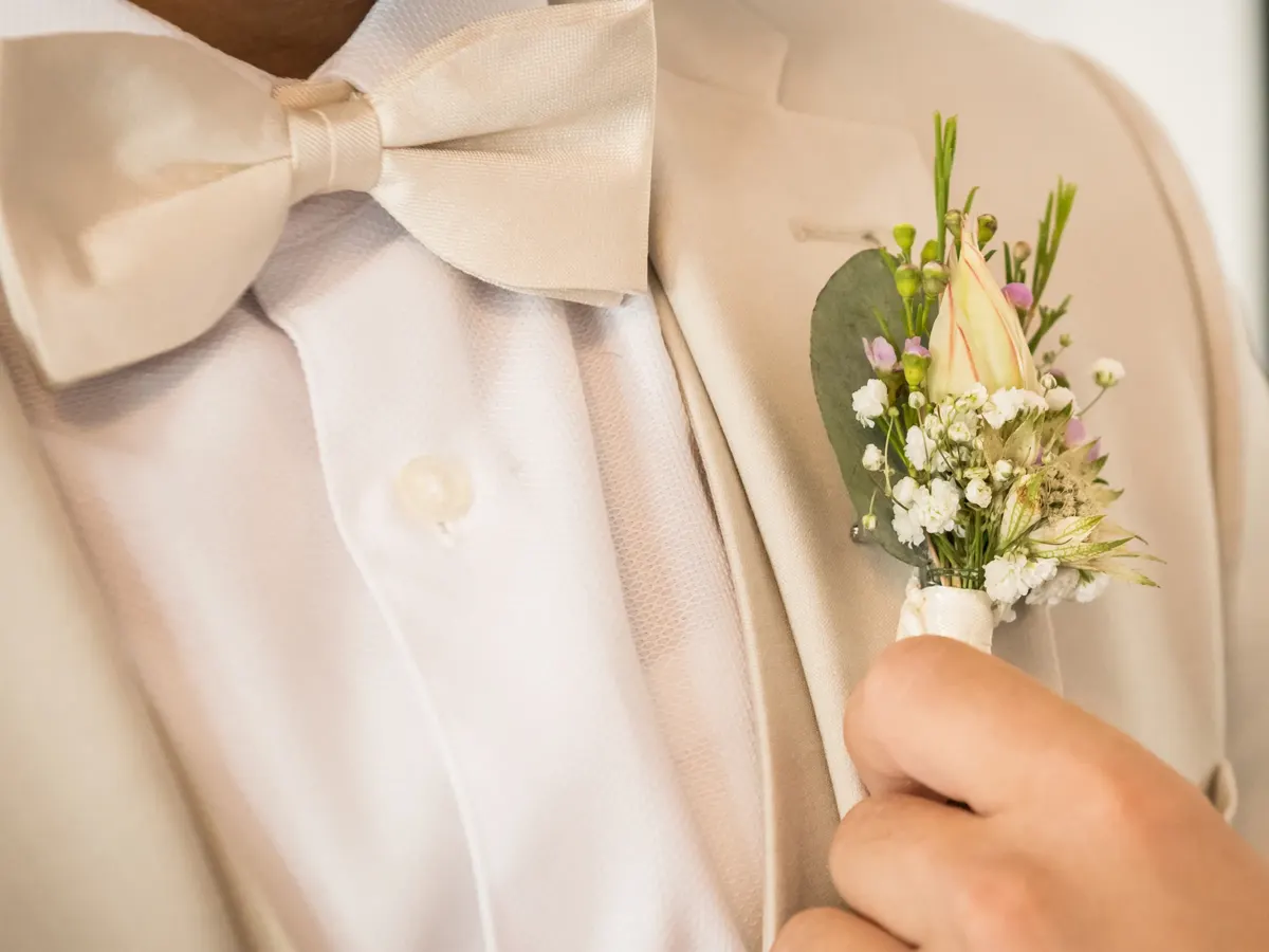 Fliege und Anstecker des Bräutigams – Hochzeit Jana & Karim Mainz-Laubenheim