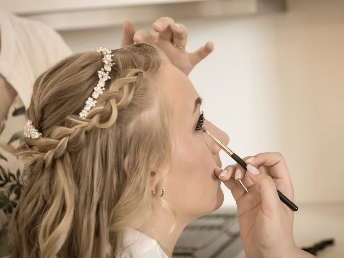 Braut beim Make-up am Hochzeitsmorgen – Hochzeit Jana & Karim Mainz-Laubenheim