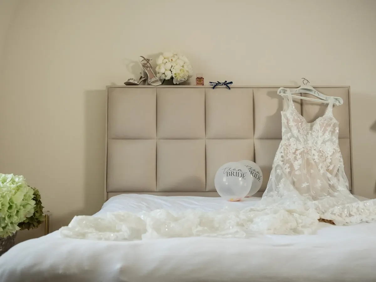 Brautkleid auf dem Bett vor dem Getting Ready – Hochzeit Jana & Karim Mainz-Laubenheim