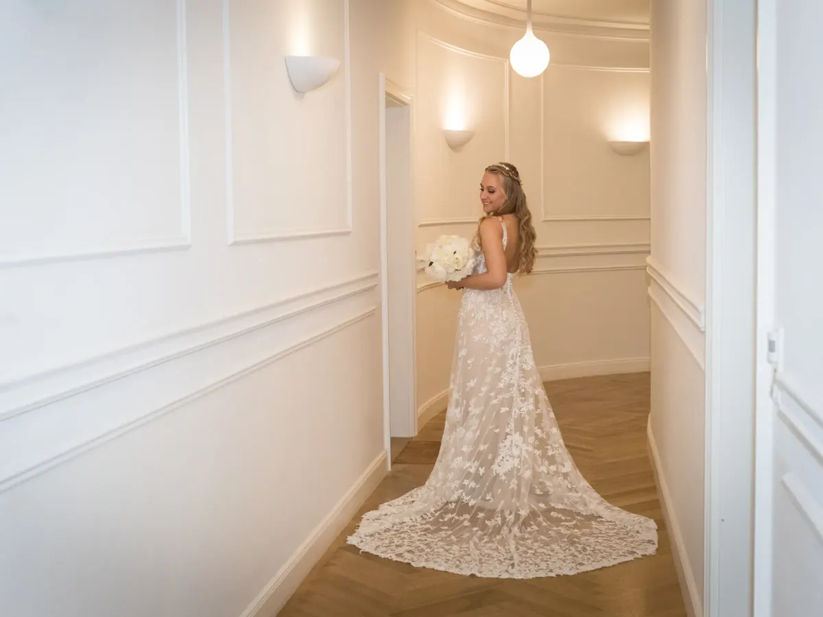 Braut im langen Spitzenkleid im hellen Flur – Hochzeit Jana & Karim Mainz-Laubenheim