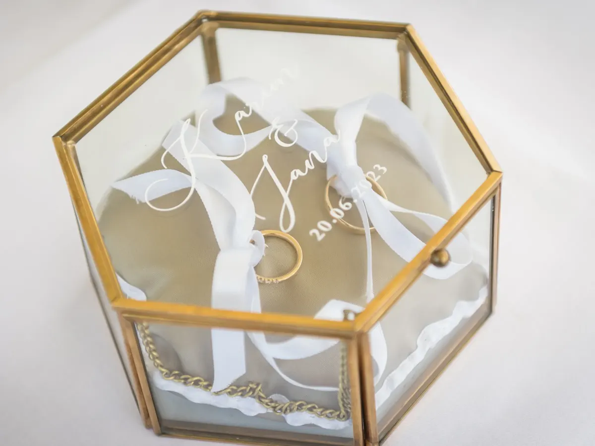 Eheringe in einer goldenen Glasschatulle – Hochzeit Jana & Karim Mainz-Laubenheim