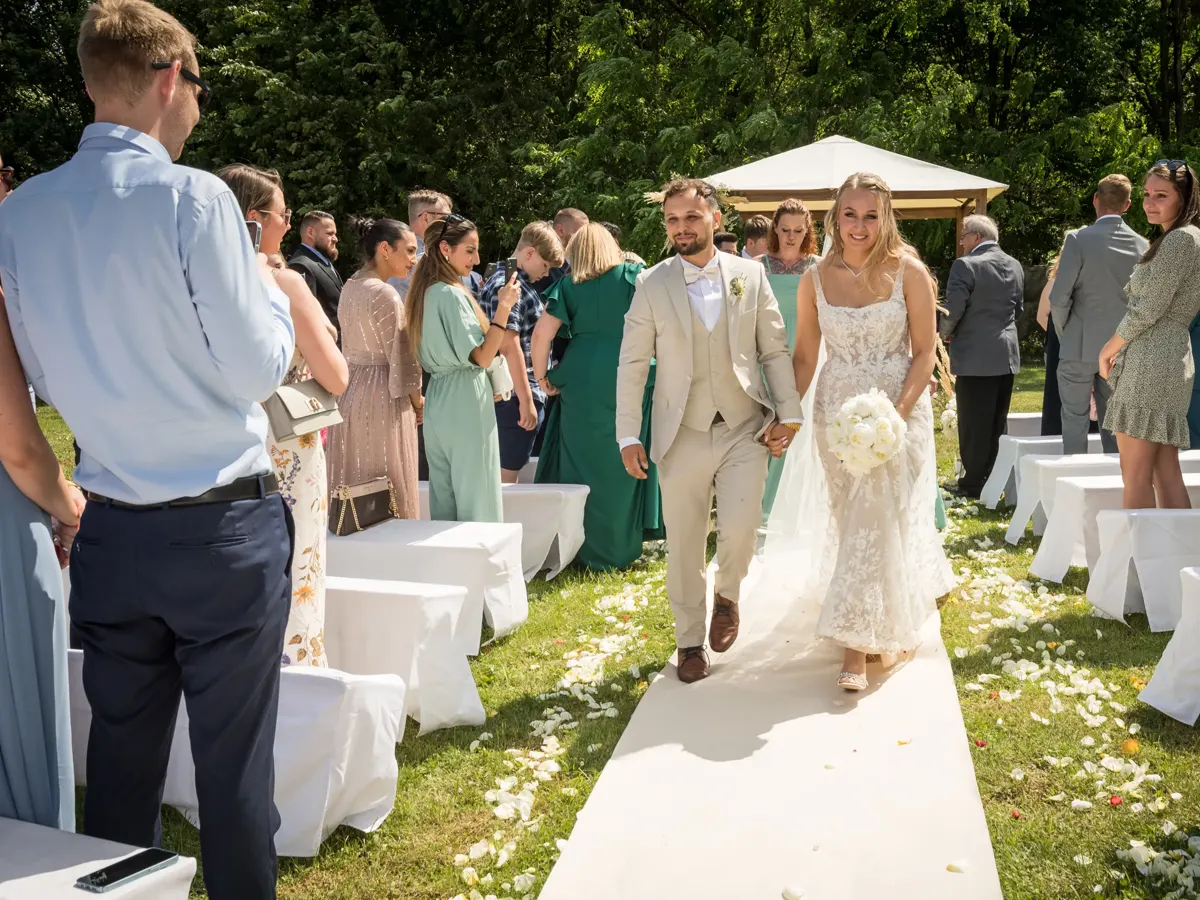 Brautpaar läuft nach der Trauung durch den Gang – Hochzeit Jana & Karim Mainz-Laubenheim