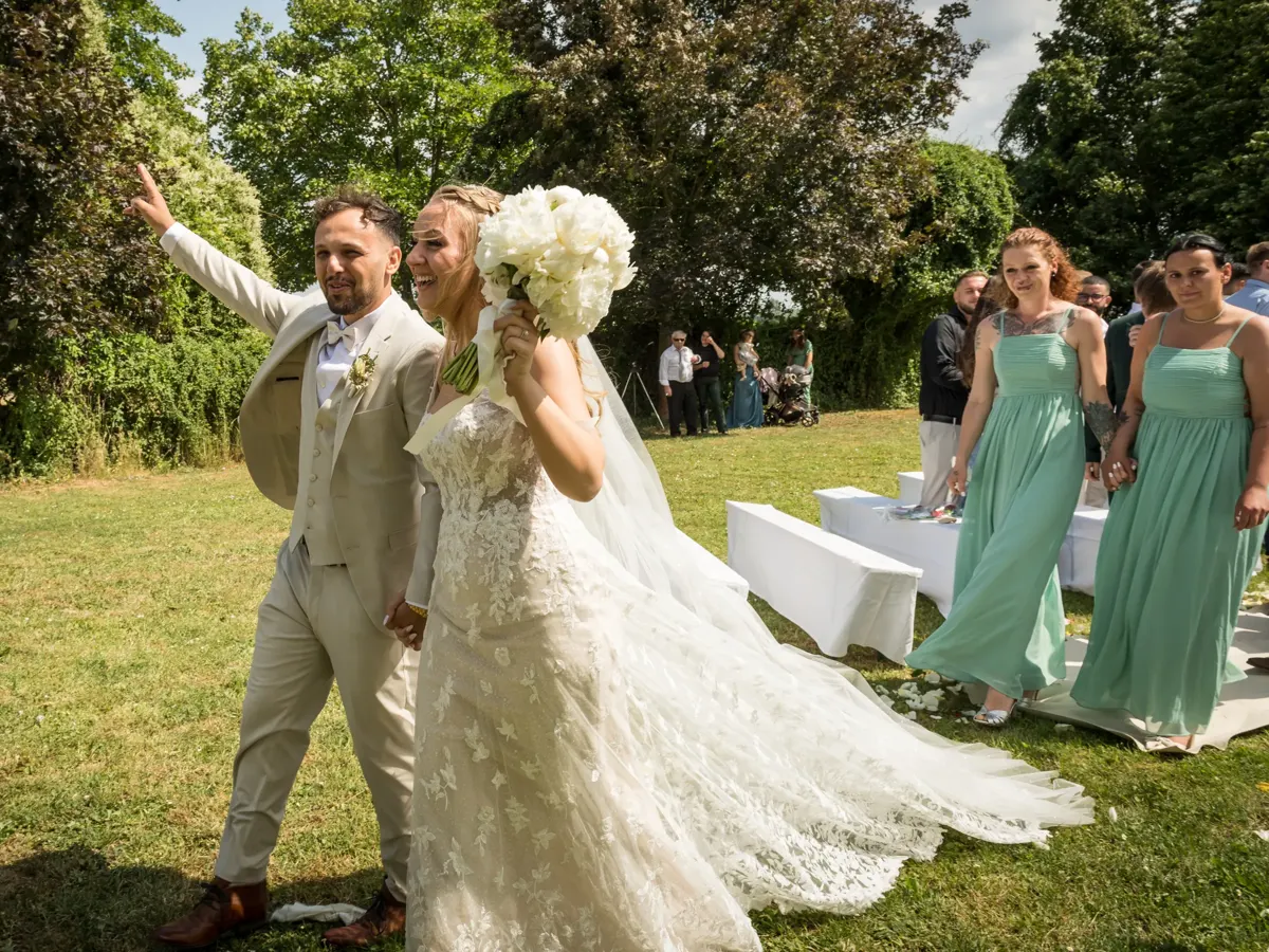 Brautpaar mit Gästen nach der Trauung – Hochzeit Jana & Karim Mainz-Laubenheim