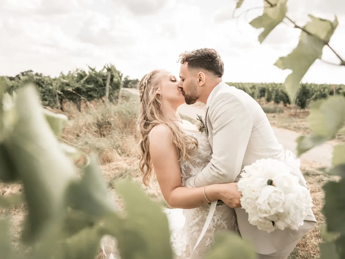 Kuss zwischen Weinreben – Hochzeit Jana & Karim Mainz-Laubenheim