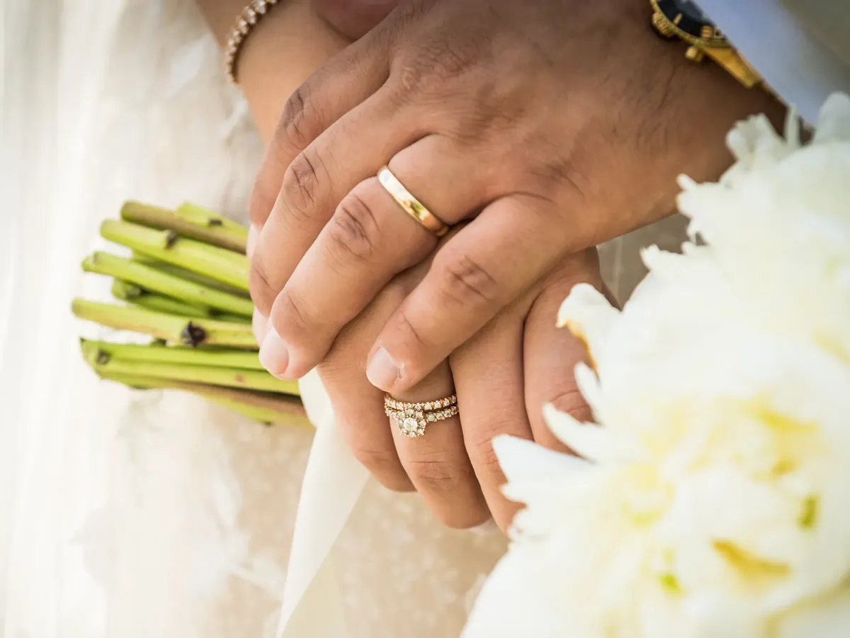 Hände mit Eheringen und Brautstrauß – Hochzeit Jana & Karim Mainz-Laubenheim