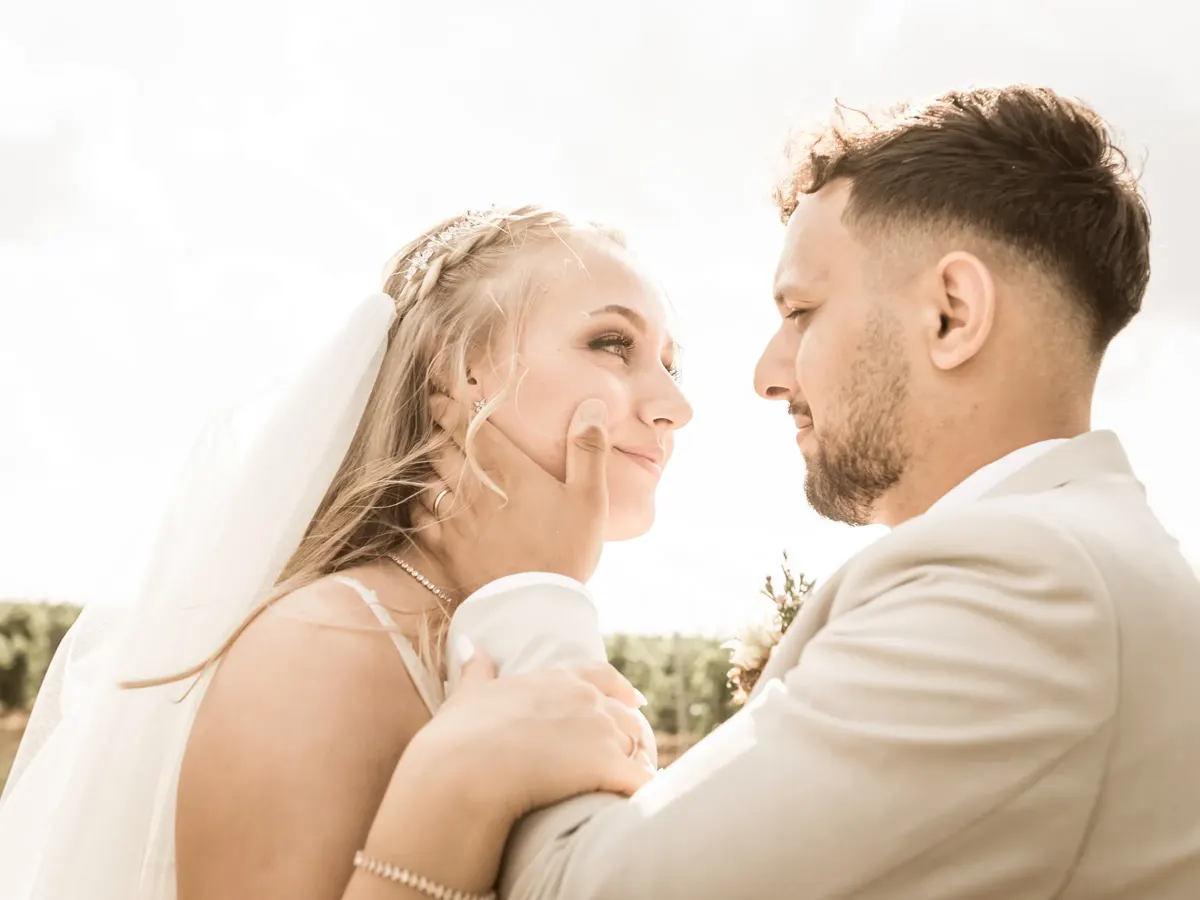 Bräutigam hält das Gesicht der Braut – Hochzeit Jana & Karim Mainz-Laubenheim