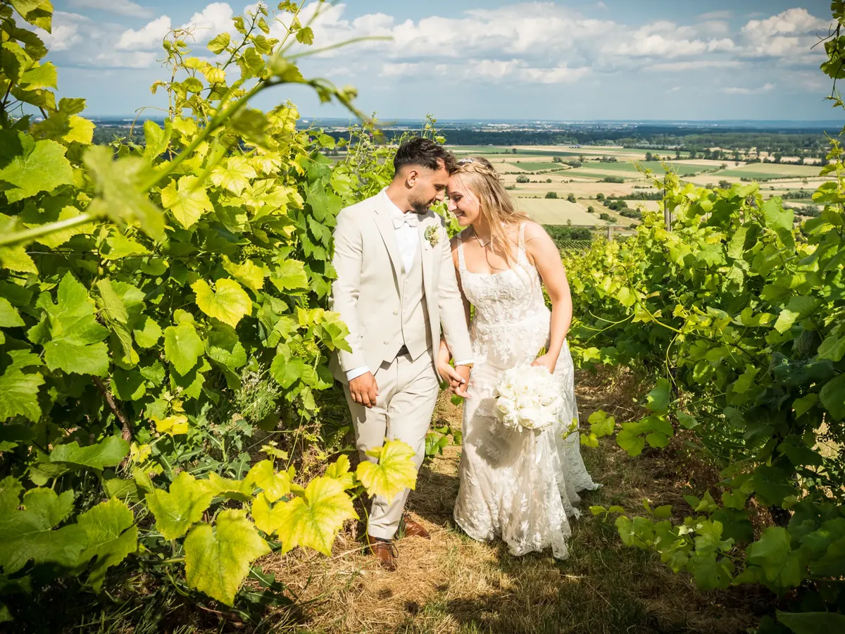 Brautpaar in den Weinbergen mit Blick ins Rheintal – Hochzeit Jana & Karim Mainz-Laubenheim