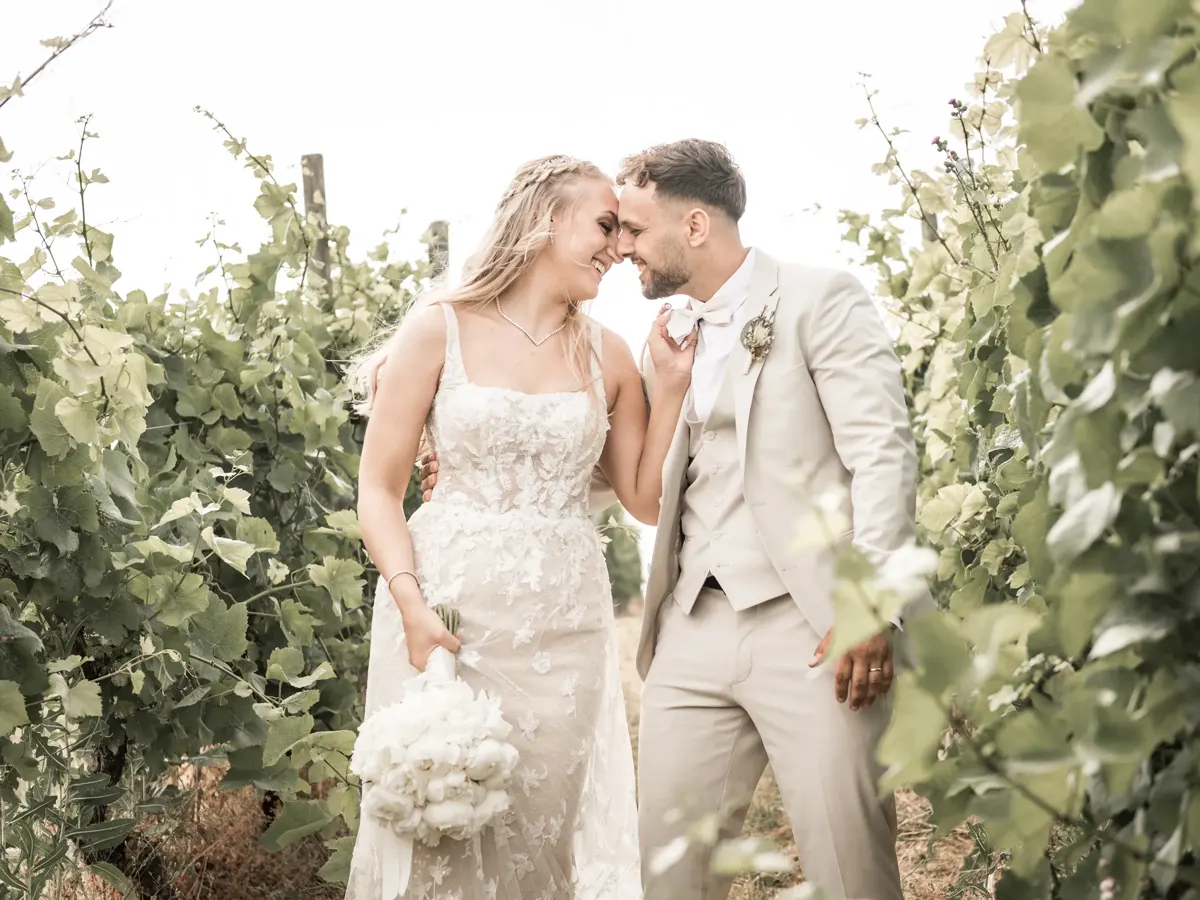 Brautpaar Stirn an Stirn in den Weinbergen – Hochzeit Jana & Karim Mainz-Laubenheim