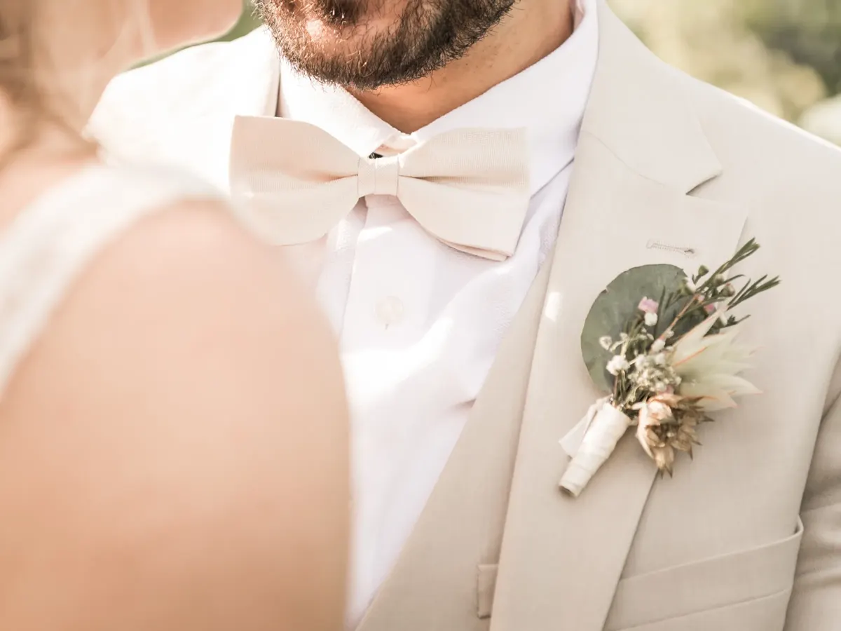 Anstecker und Fliege im Detail – Hochzeit Jana & Karim Mainz-Laubenheim