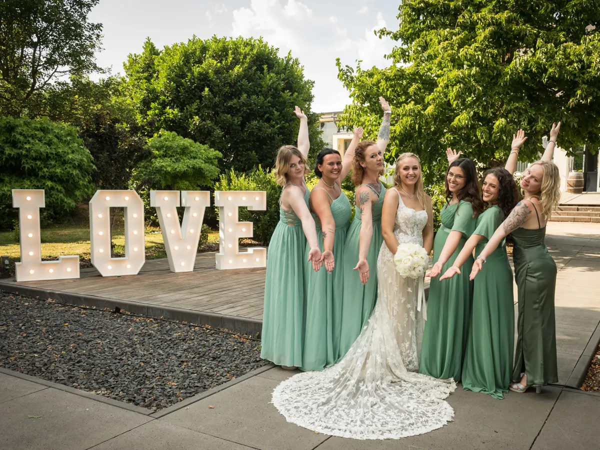 Braut mit Brautjungfern vor LOVE-Buchstaben – Hochzeit Jana & Karim Mainz-Laubenheim