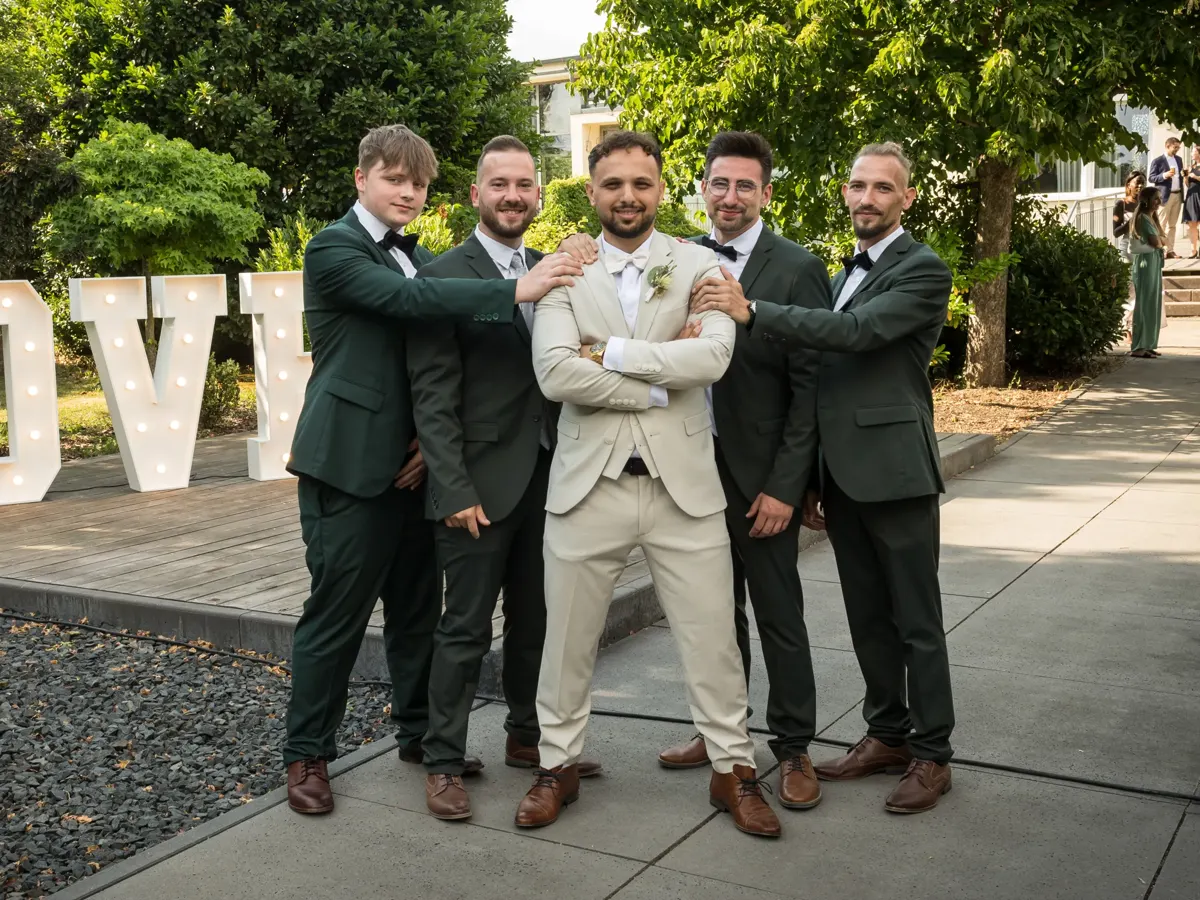 Bräutigam mit Trauzeugen vor LOVE-Buchstaben – Hochzeit Jana & Karim Mainz-Laubenheim