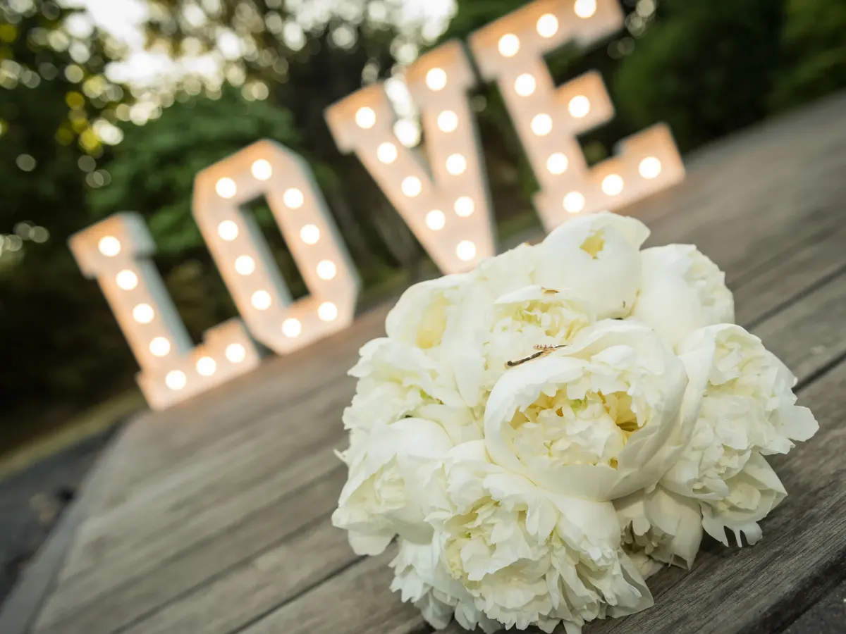 Pfingstrosenstrauß vor leuchtenden LOVE-Buchstaben – Hochzeit Jana & Karim Mainz-Laubenheim