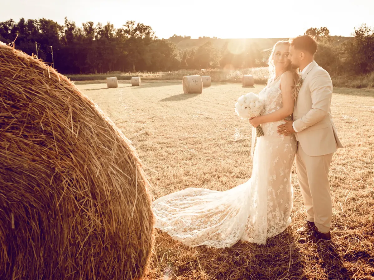 Brautpaar im Abendlicht an einem Strohballen – Hochzeit Jana & Karim Mainz-Laubenheim