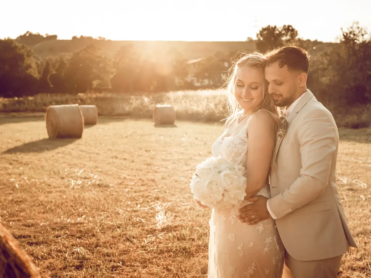 Brautpaar eng umarmt im goldenen Abendlicht – Hochzeit Jana & Karim Mainz-Laubenheim