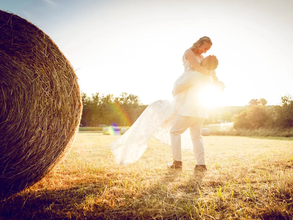 Bräutigam hebt die Braut im Gegenlicht – Hochzeit Jana & Karim Mainz-Laubenheim