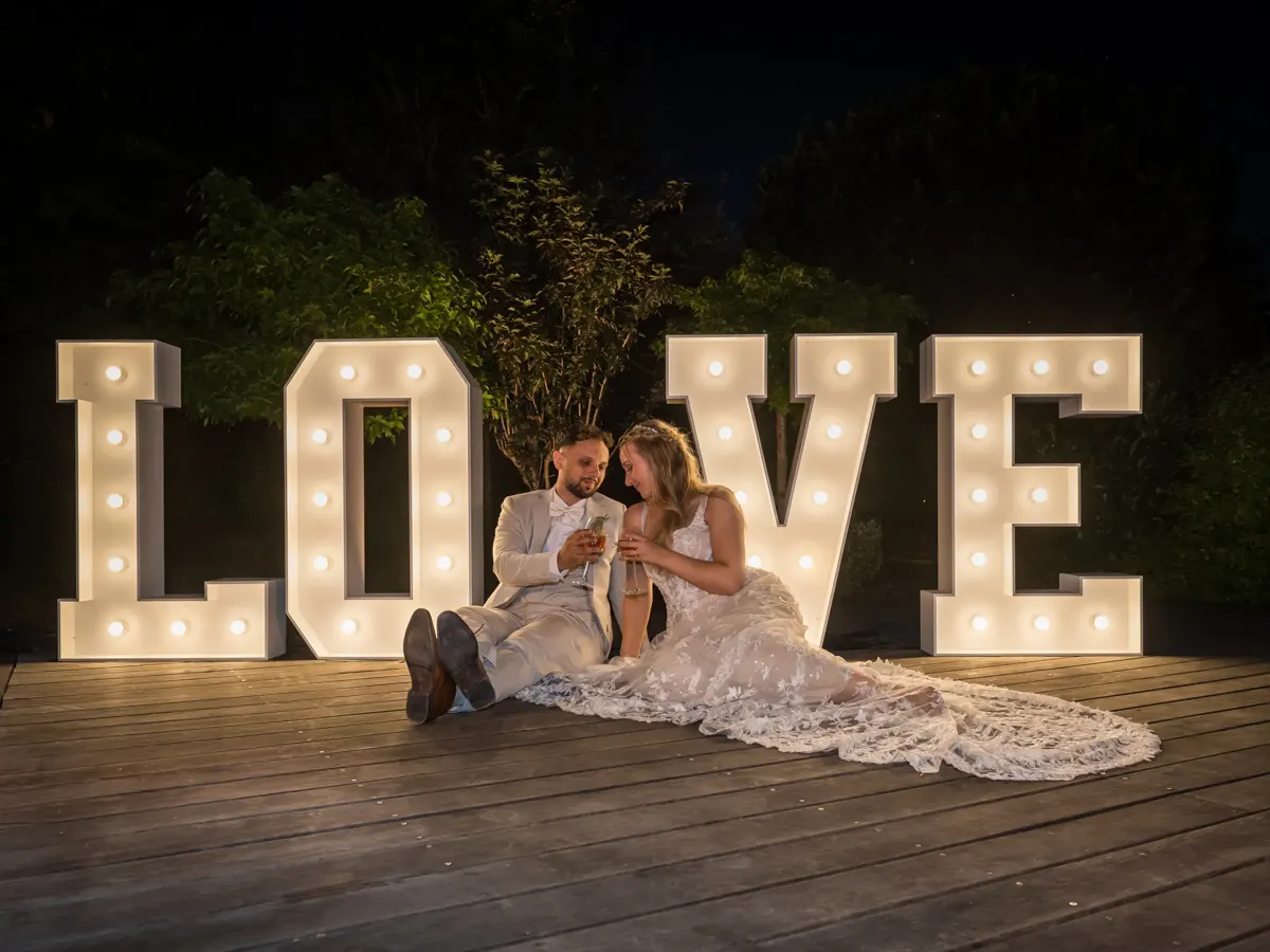 Brautpaar vor leuchtenden LOVE-Buchstaben bei Nacht – Hochzeit Jana & Karim Mainz-Laubenheim