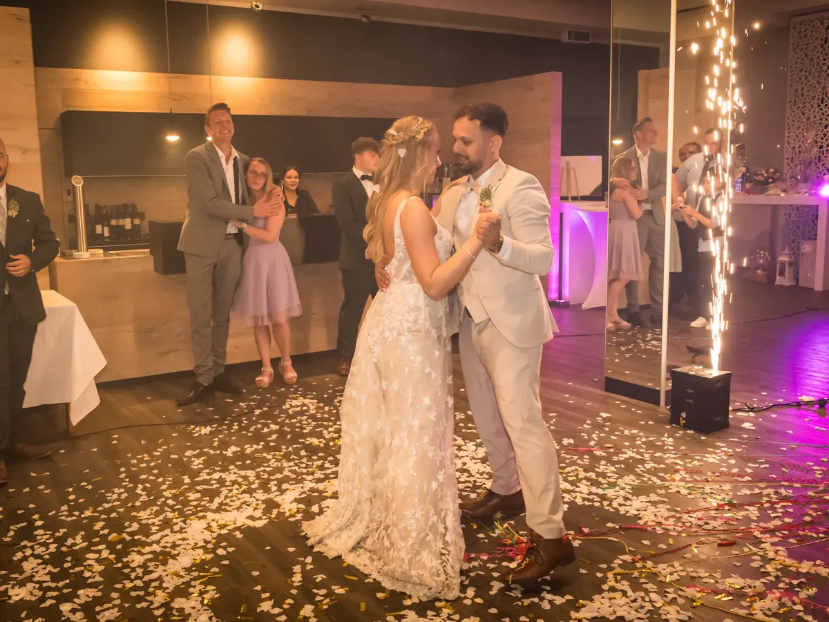 Eröffnungstanz mit Funkenregen – Hochzeit Jana & Karim Mainz-Laubenheim
