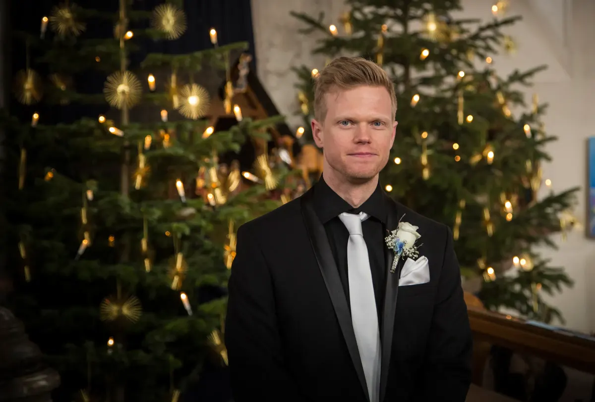 Bräutigam vor dem Weihnachtsbaum – Hochzeit Sigrid & Chris bei der Winterhochzeit