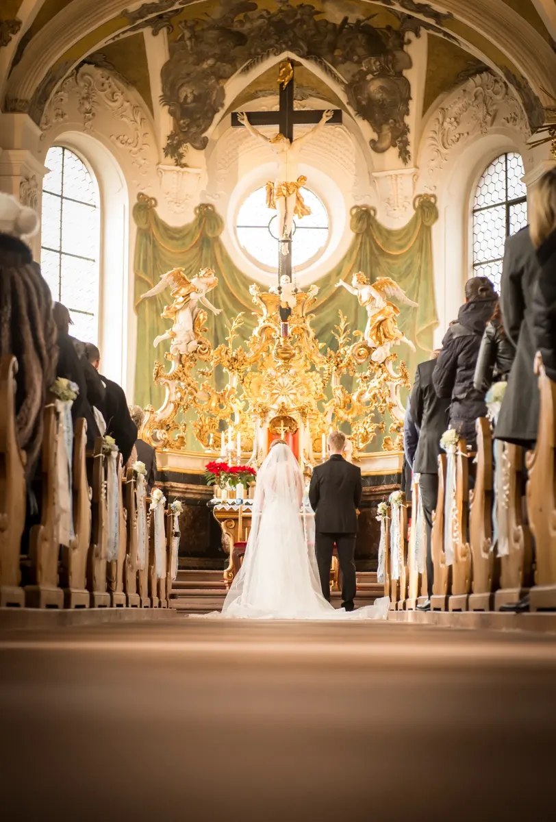 Brautpaar vor dem Altar – Hochzeit Sigrid & Chris bei der Winterhochzeit