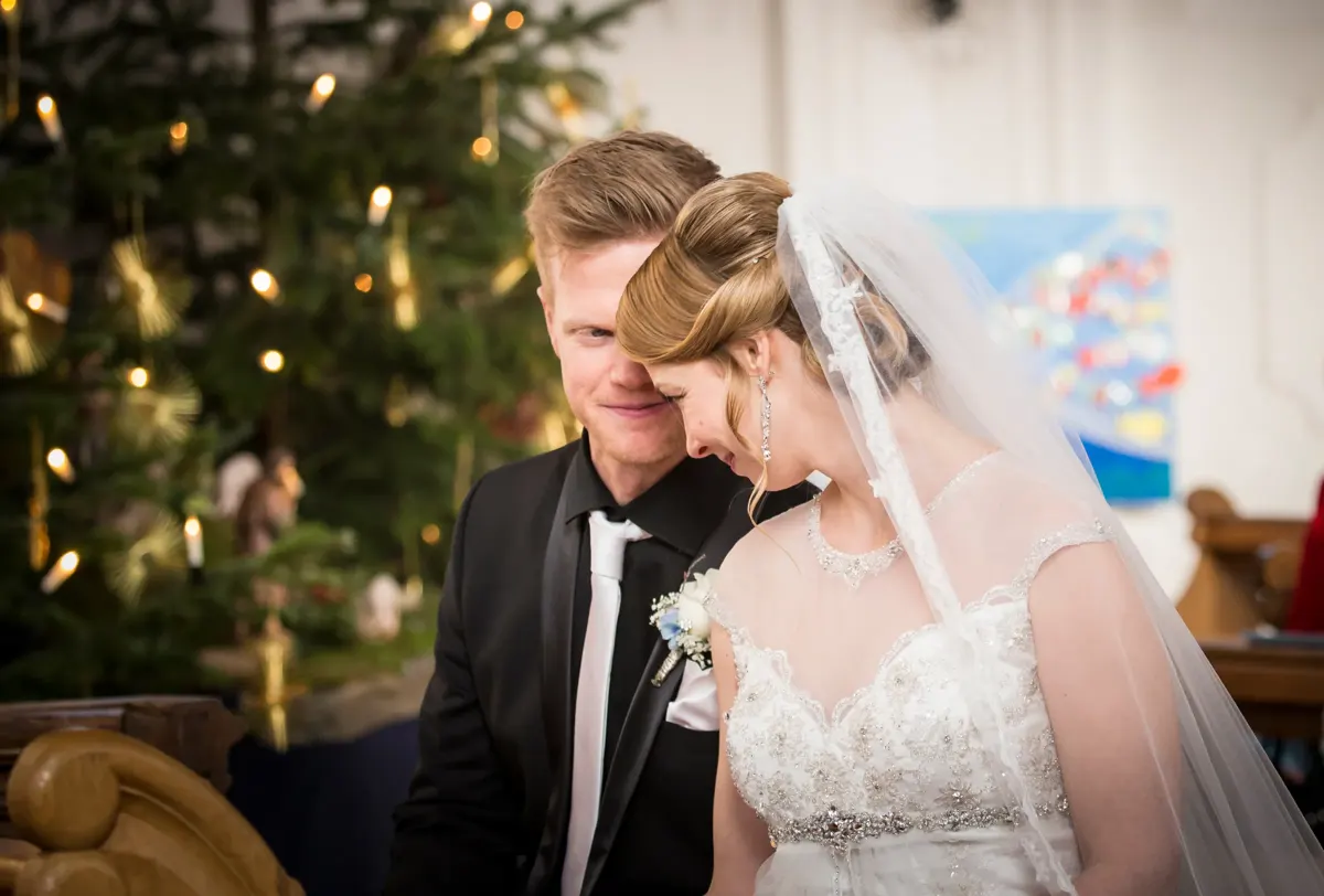 Brautpaar nah beieinander in der Kirche – Hochzeit Sigrid & Chris bei der Winterhochzeit
