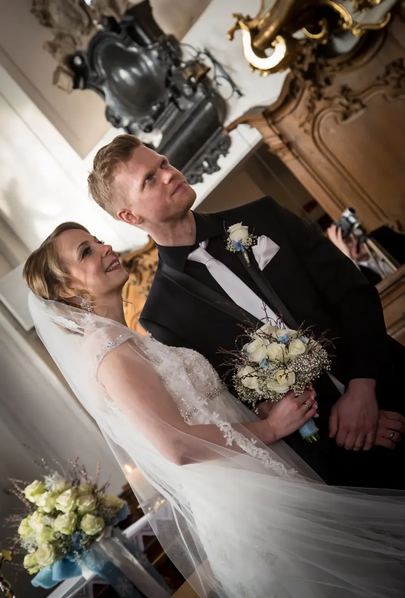 Brautpaar beim Auszug – Hochzeit Sigrid & Chris bei der Winterhochzeit